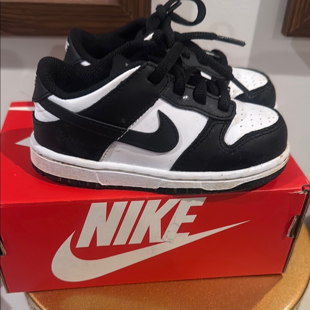 Nike Black and White Sneakers for Everyday Comfort